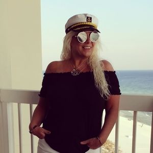 Meet your Posher, Connie